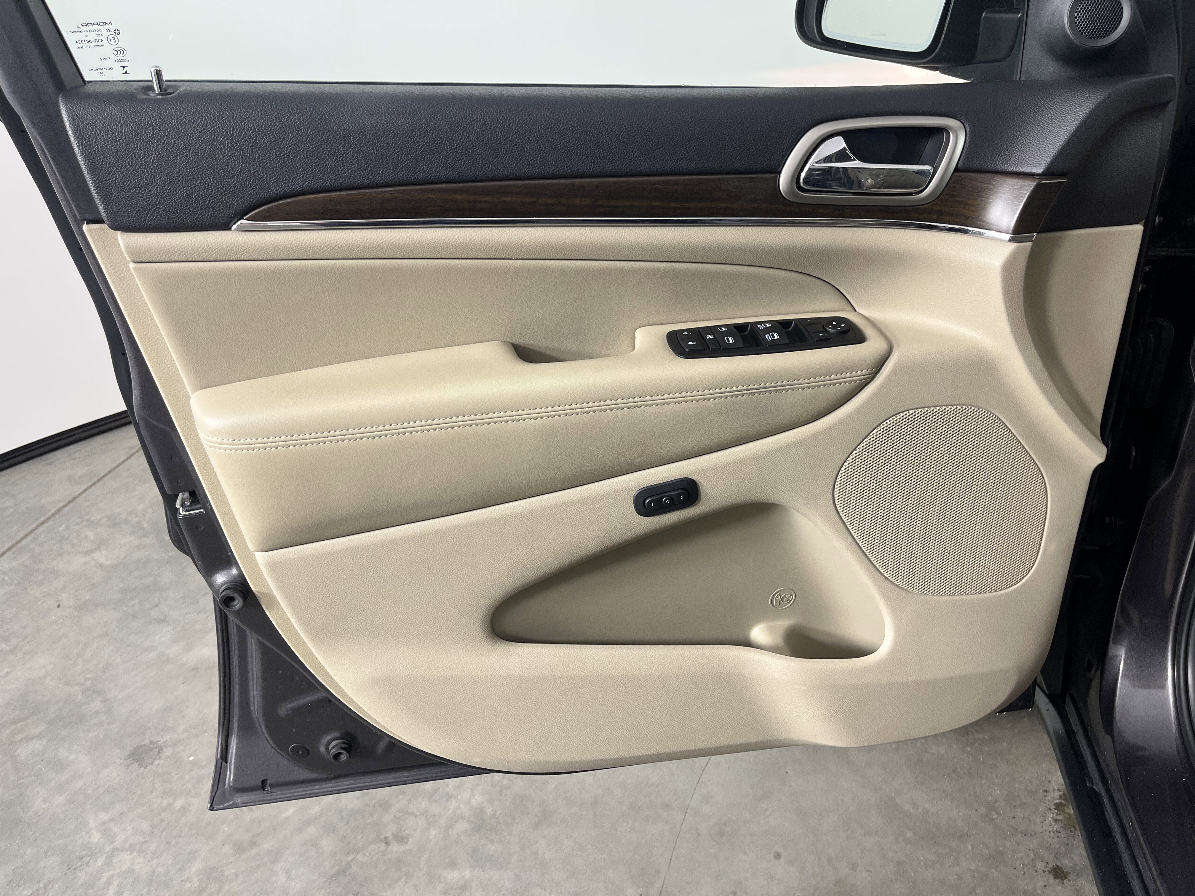 Used 2015 Jeep Grand Cherokee Limited w/ Trailer Tow Group IV image 18