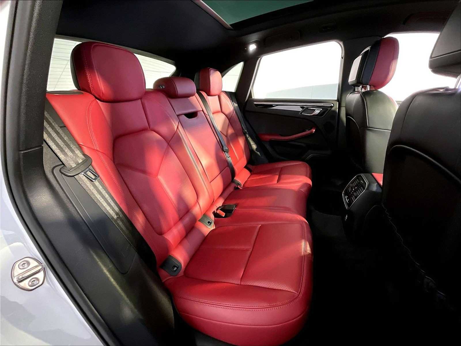 Certified 2023 Porsche Macan Turbo AWD/4WD image 23