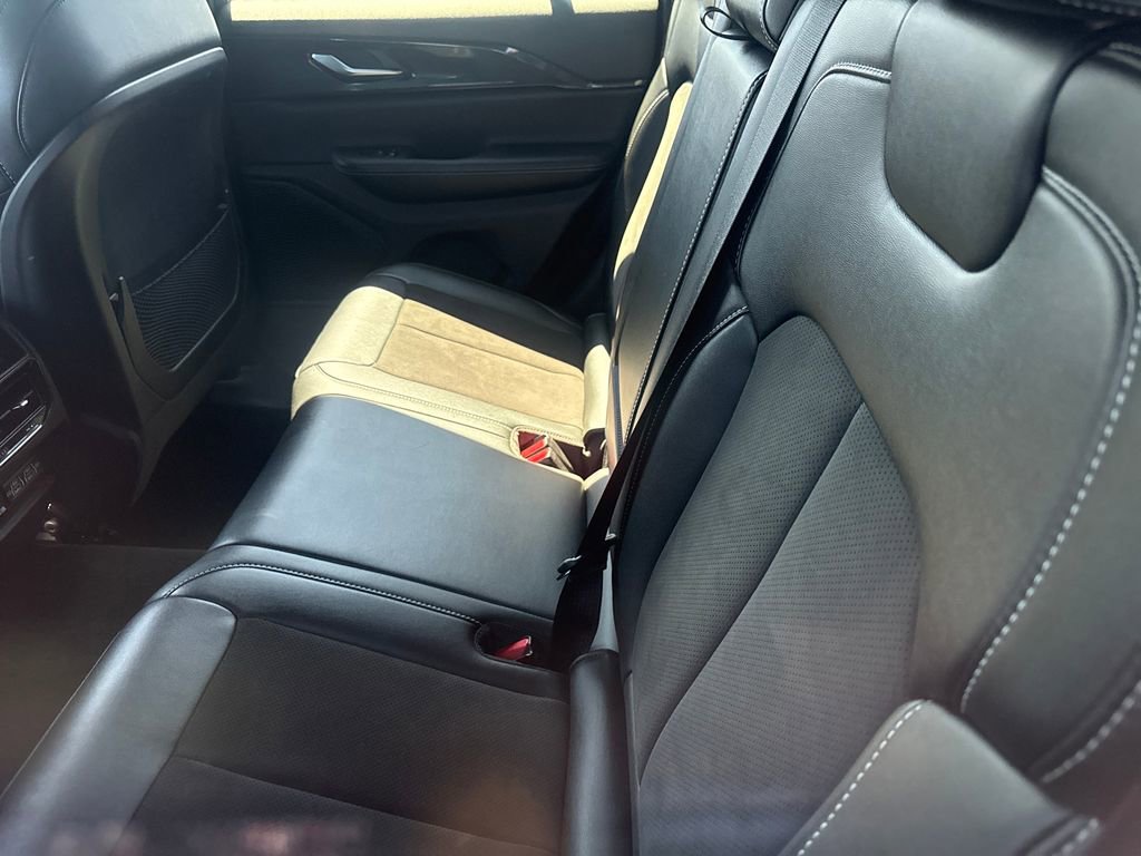 Used 2023 Jeep Grand Cherokee Altitude image 8