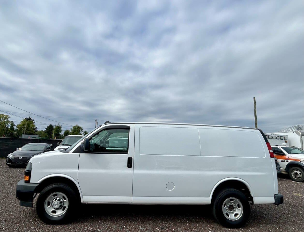 Used 2018 Chevrolet Express 2500 w/ Driver Convenience Package RWD image 3