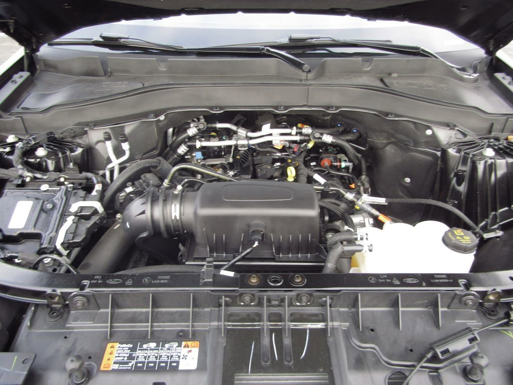 Used 2024 Ford Explorer XLT w/ Equipment Group 202A AWD/4WD image 10