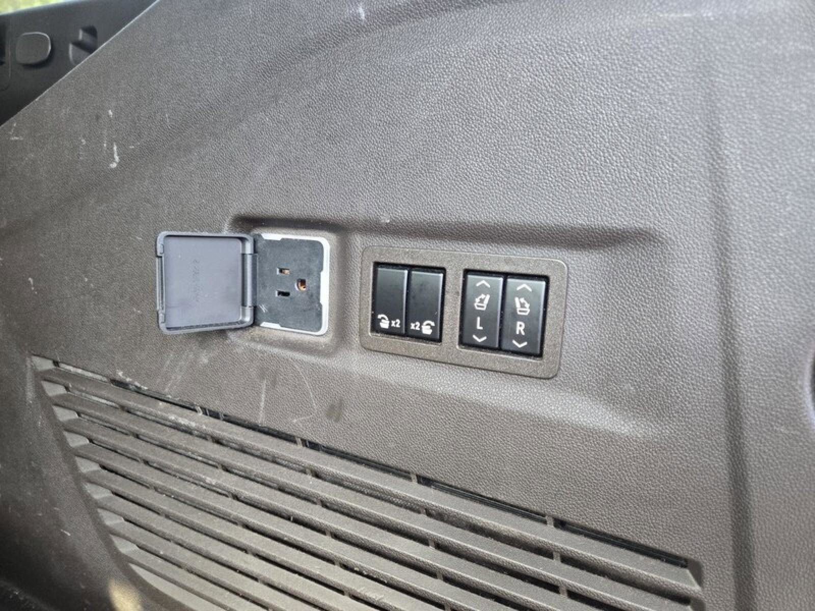 Used 2021 GMC Yukon XL SLT w/ SLT Premium Package image 8