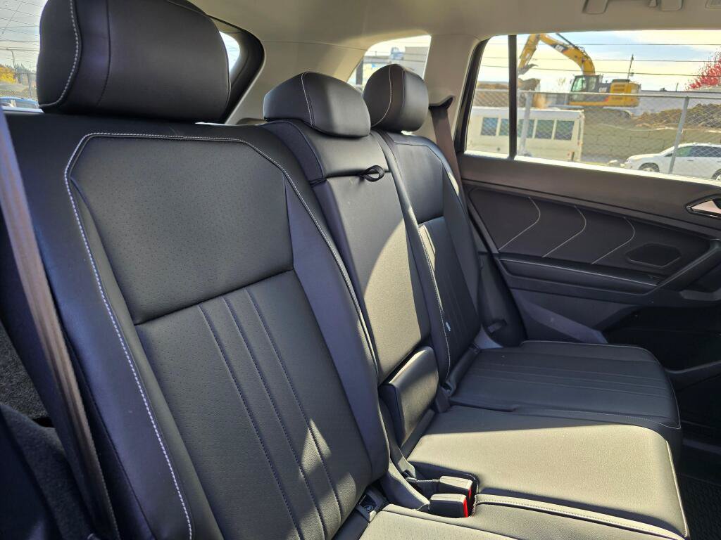 Used 2022 Volkswagen Tiguan SE w/ Panoramic Sunroof Package AWD/4WD image 14