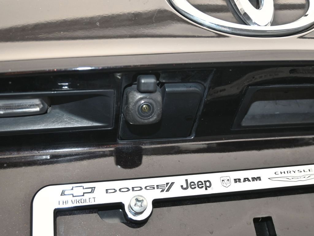 Used 2021 Toyota Highlander XLE image 38
