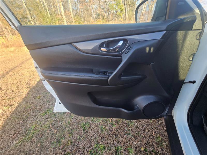 Used 2017 Nissan Rogue SV w/ SV Premium Package image 25