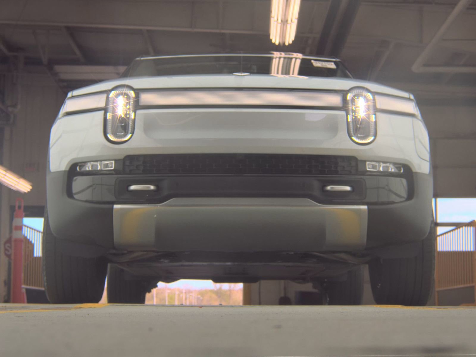 Used 2024 Rivian R1S Adventure AWD/4WD image 4