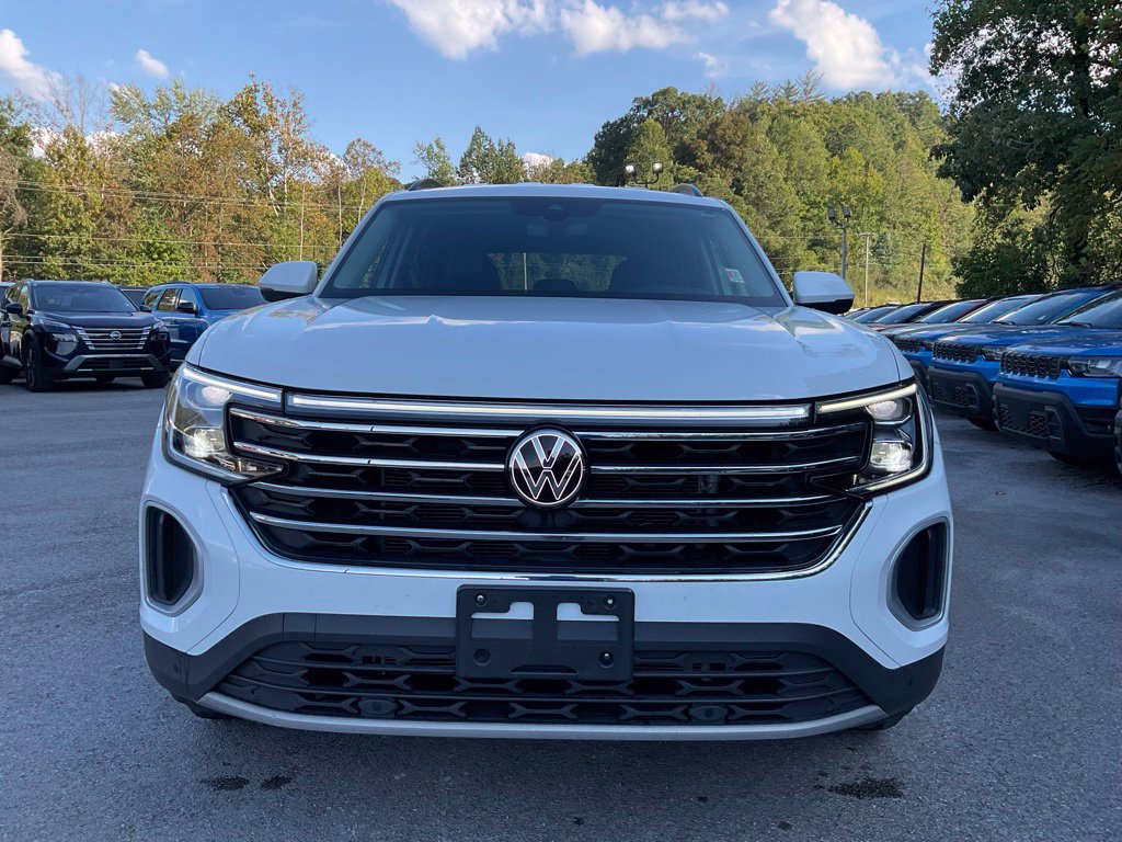 Used 2025 Volkswagen Atlas SE AWD/4WD image 2