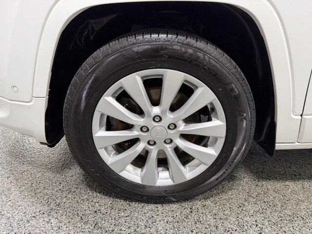 Used 2017 Jeep Cherokee Overland w/ Technology Group AWD/4WD image 30