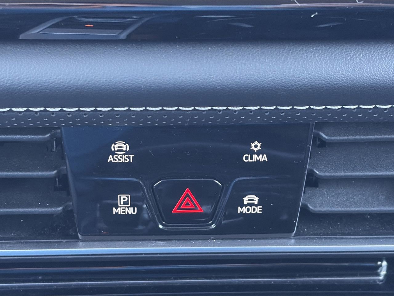 Used 2024 Volkswagen Atlas SE image 15