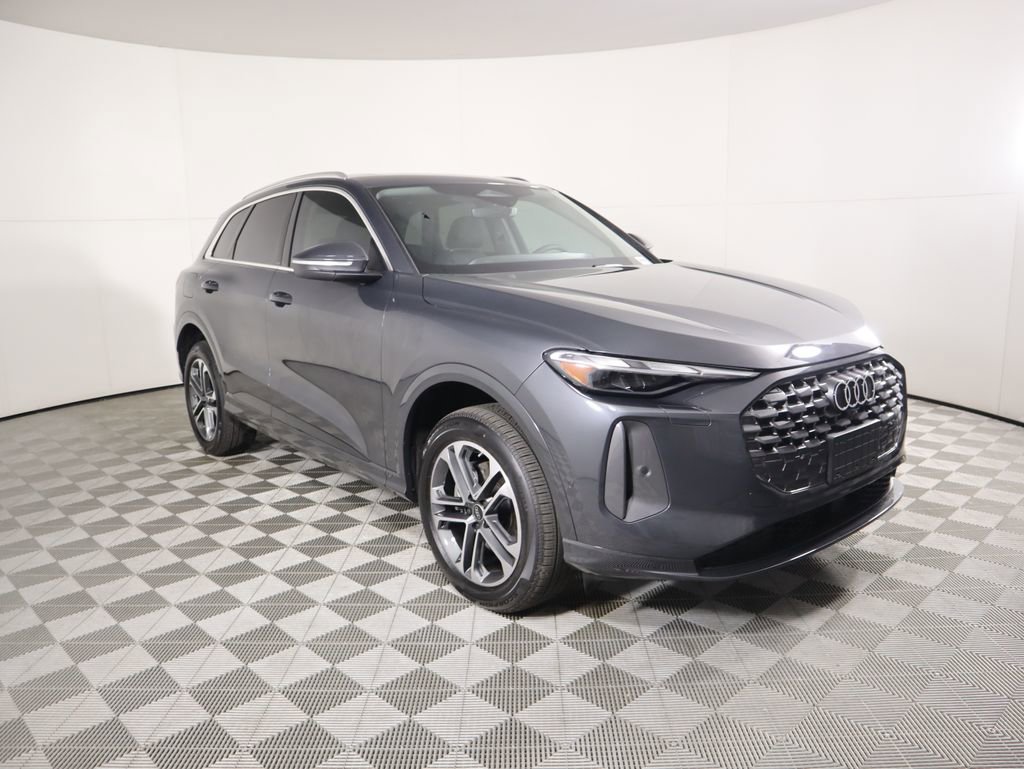 Used 2025 Audi Q5 Premium w/ Convenience Package image 4