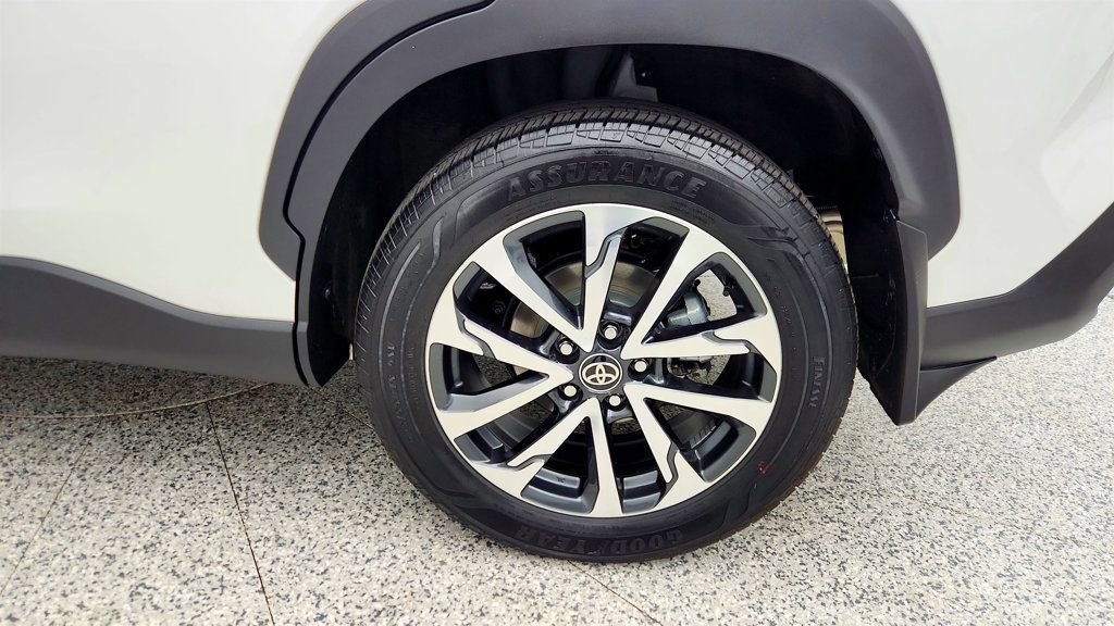 Used 2024 Toyota Corolla Cross XLE w/ Convenience Package image 9