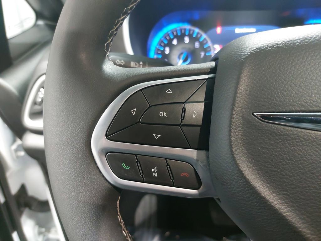 Used 2025 Chrysler Pacifica Select image 19