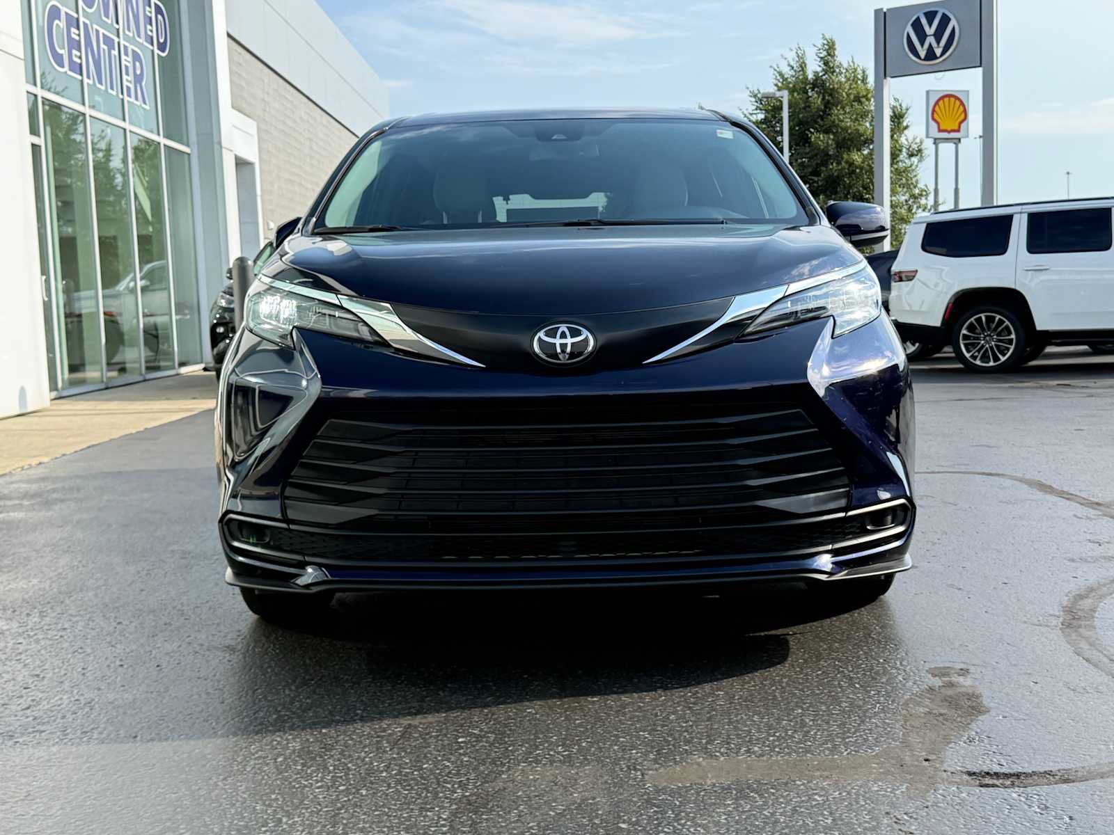 Certified 2026 Toyota Sienna LE AWD/4WD image 2