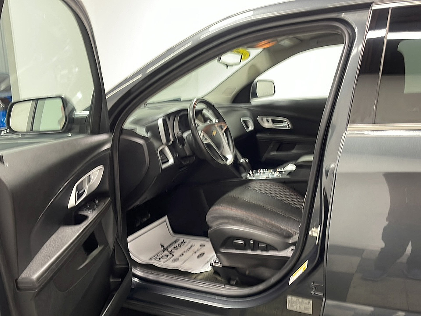 Used 2017 Chevrolet Equinox LT w/ Convenience Package FWD image 2
