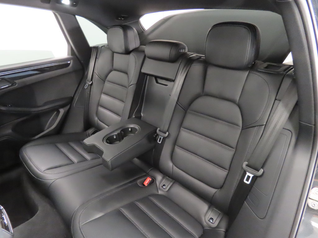 Certified 2025 Porsche Macan AWD/4WD image 43