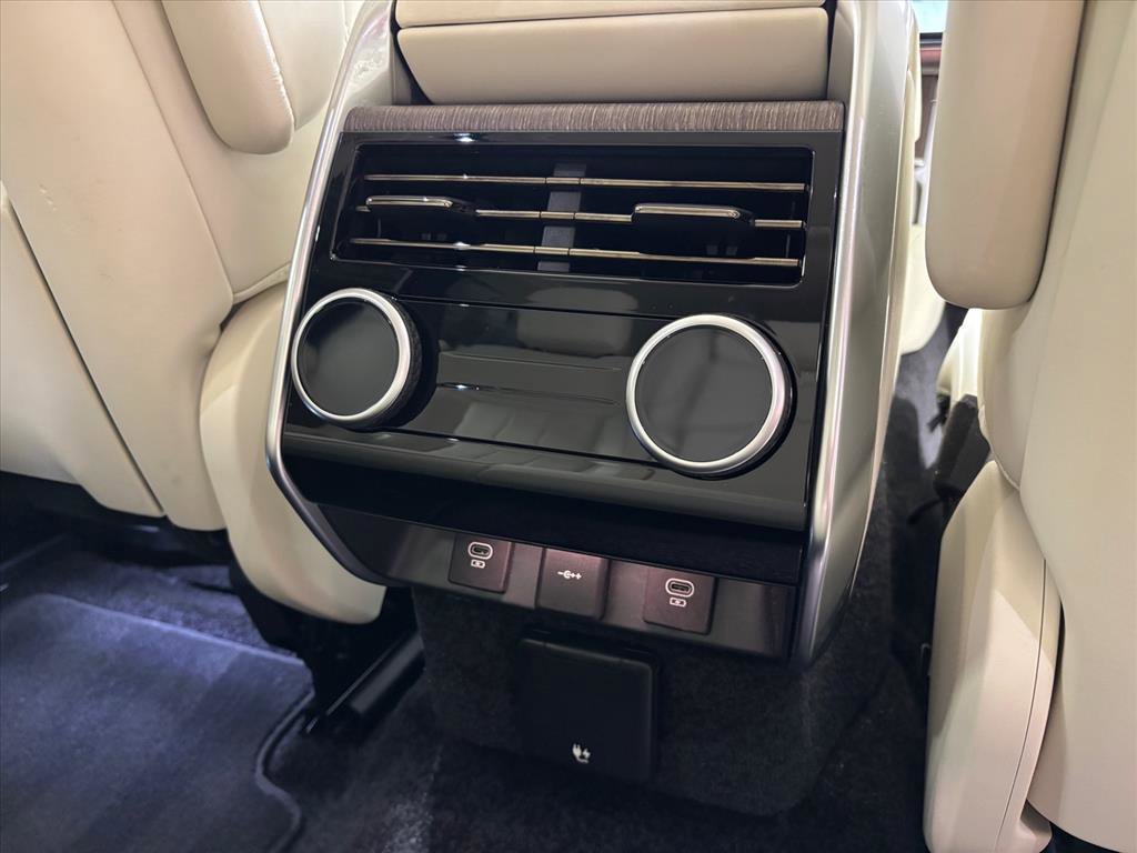 Used 2025 Land Rover Range Rover SE image 37
