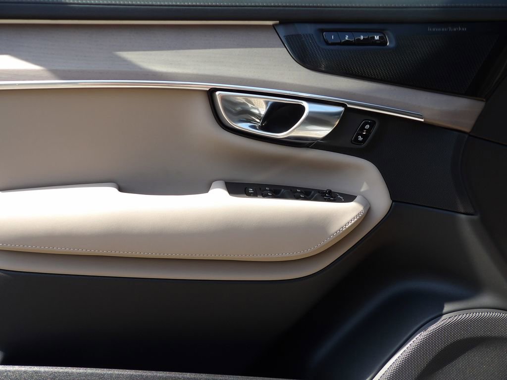 New 2026 Volvo XC90 T8 Plus AWD/4WD image 8