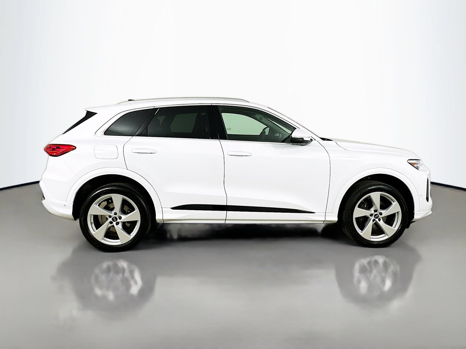 Used 2025 Audi Q5 Premium Plus w/ Premium Plus AWD/4WD image 4