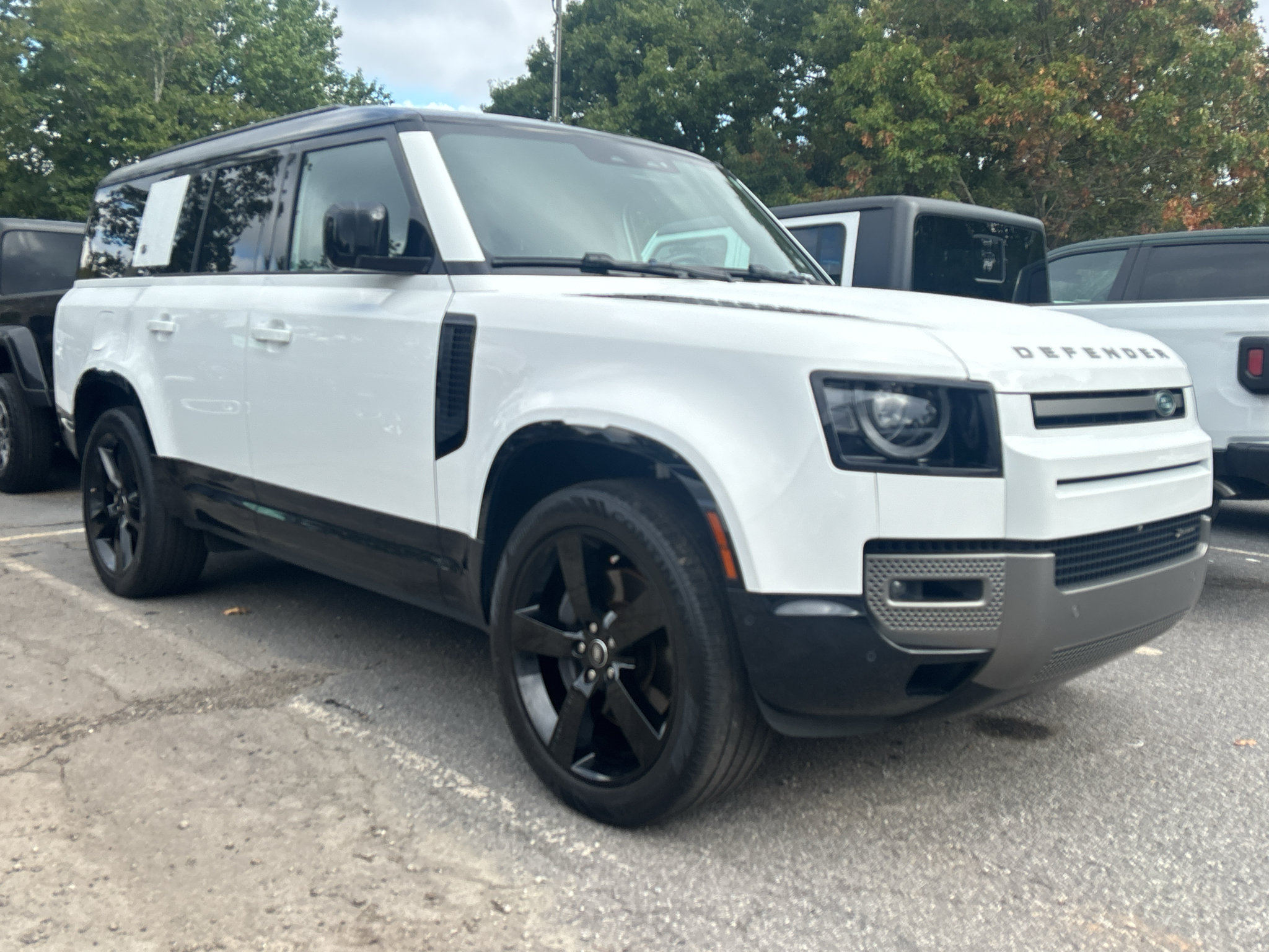 Used 2023 Land Rover Defender 130 X-Dynamic SE AWD/4WD image 3