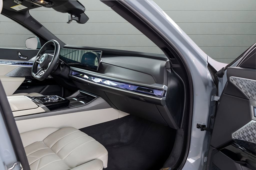 Used 2023 BMW i7 xDrive60 w/ Executive Package 2 AWD/4WD image 76
