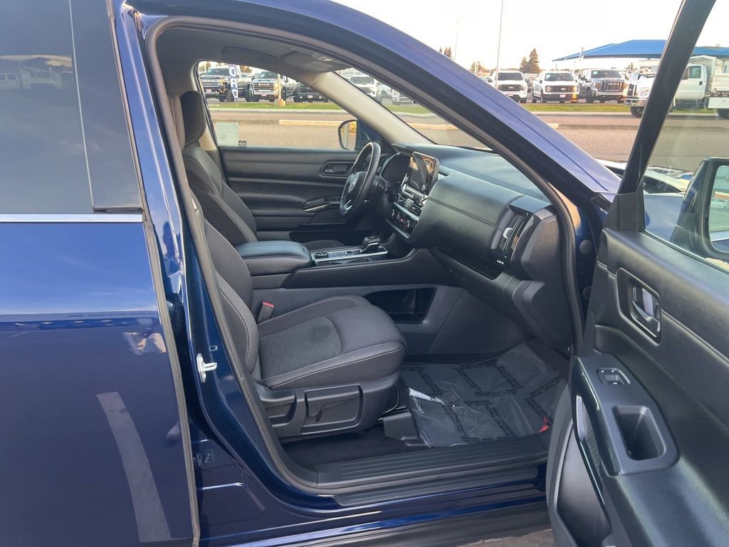 Used 2025 Nissan Pathfinder SV image 28