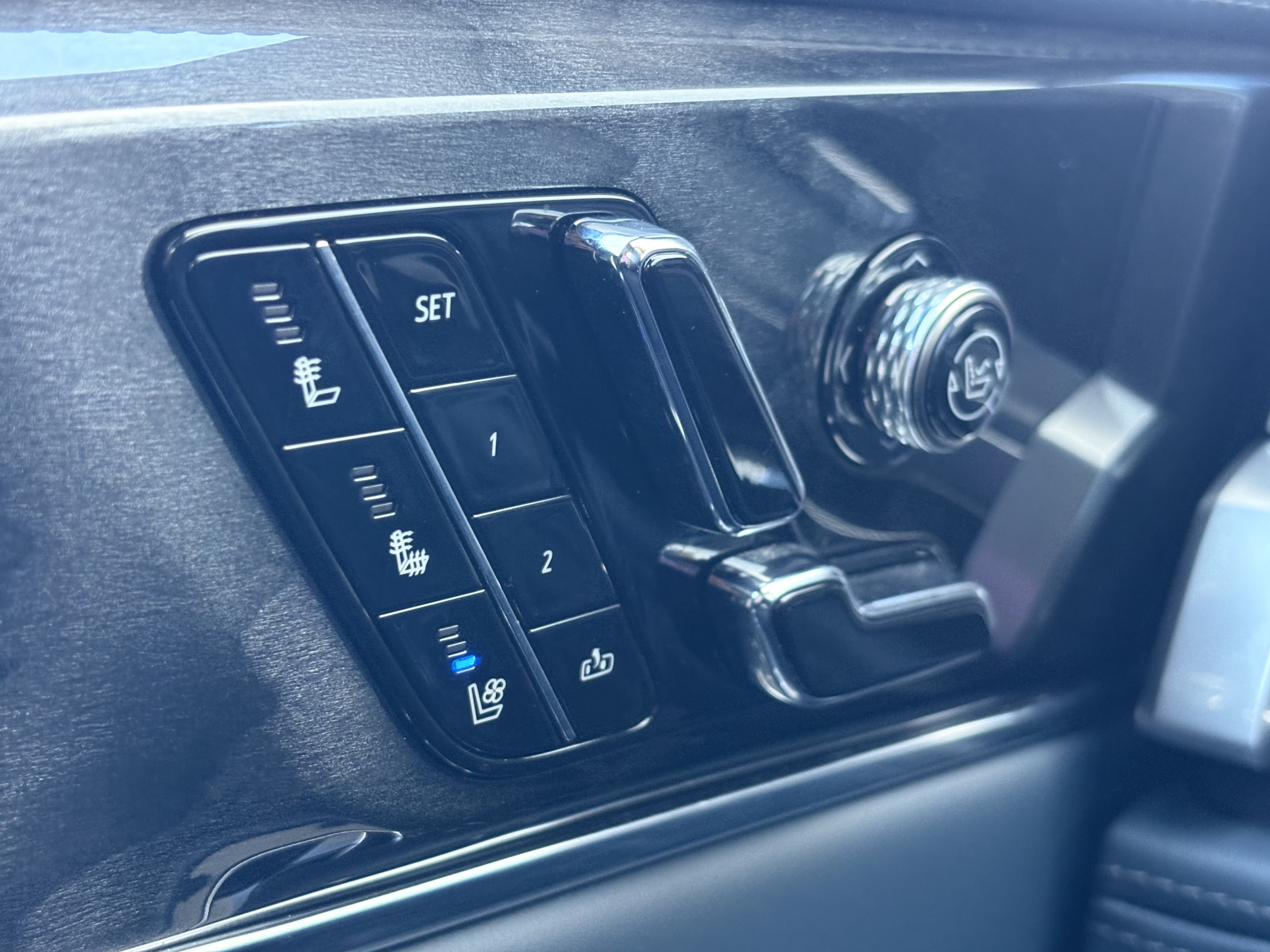 Certified 2025 Cadillac Escalade IQ Luxury 2 w/ LPO, Premium Carpet Package AWD/4WD image 31
