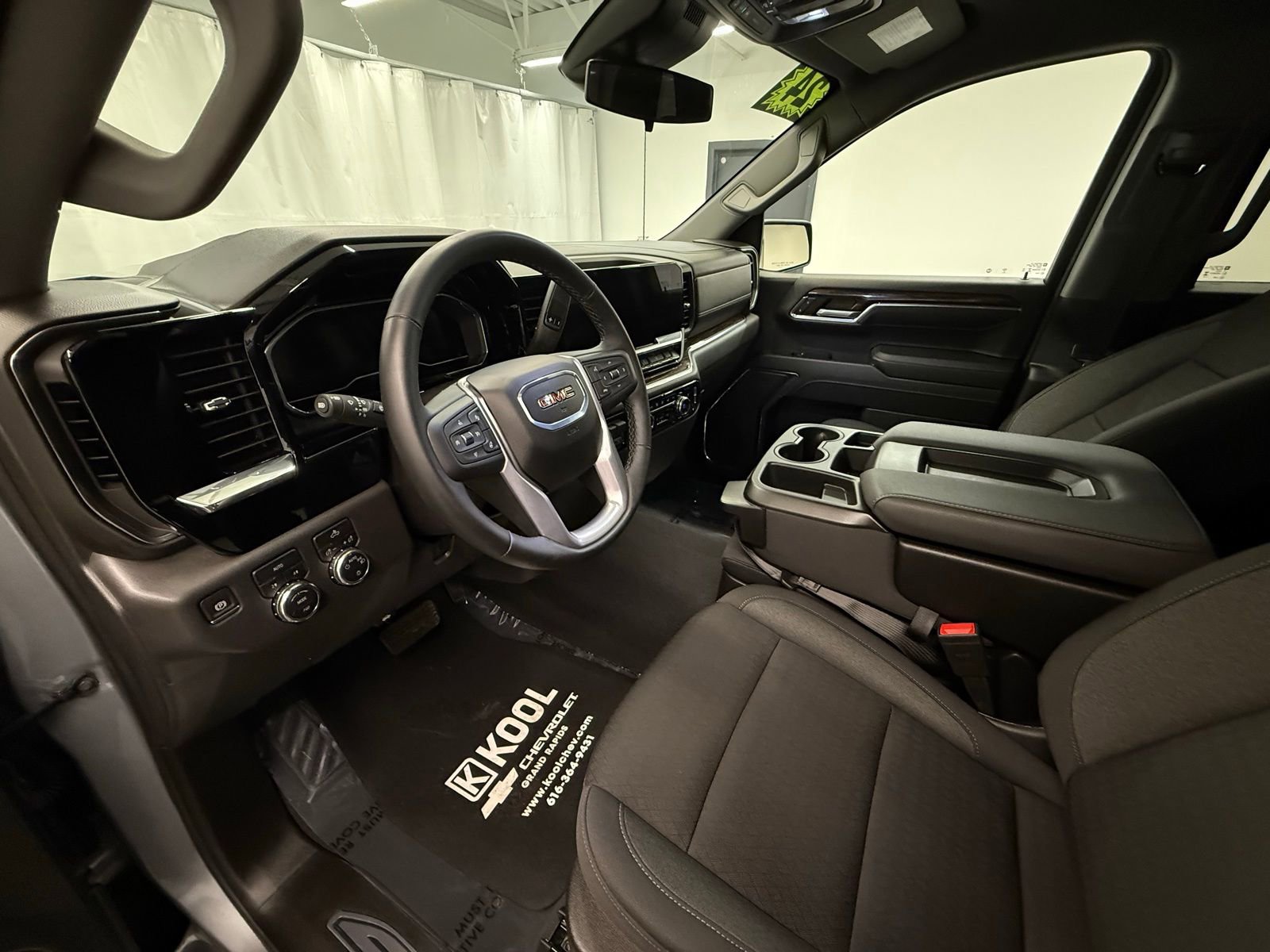 Used 2024 GMC Sierra 1500 SLE w/ Preferred Package image 11