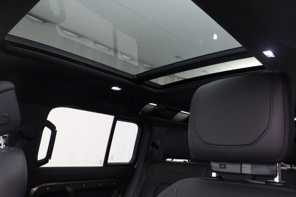 Used 2024 Land Rover Defender 110 SE image 14