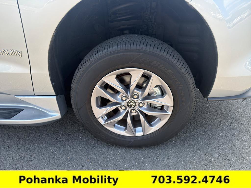 Used 2024 Toyota Sienna XLE FWD image 33