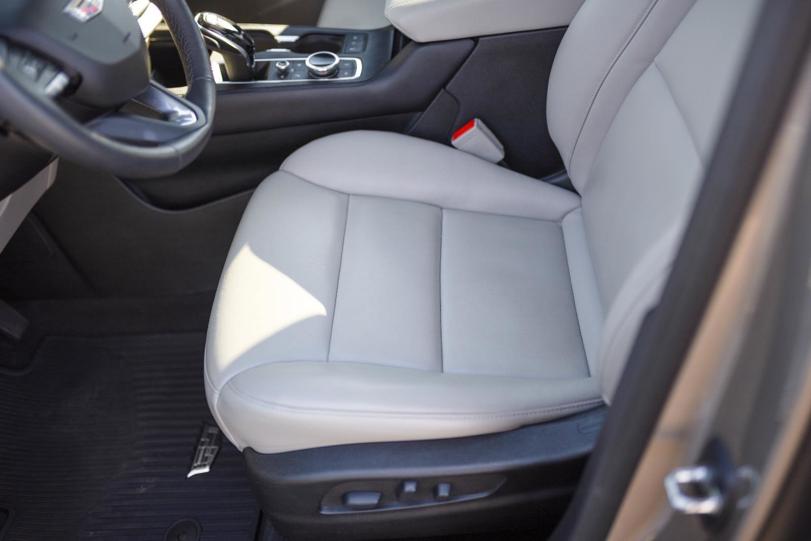 Used 2022 Cadillac XT4 Premium Luxury w/ Enhanced Visibility Package image 23