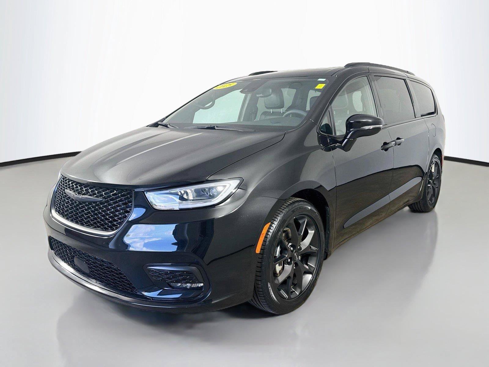 Used 2025 Chrysler Pacifica Limited FWD image 4