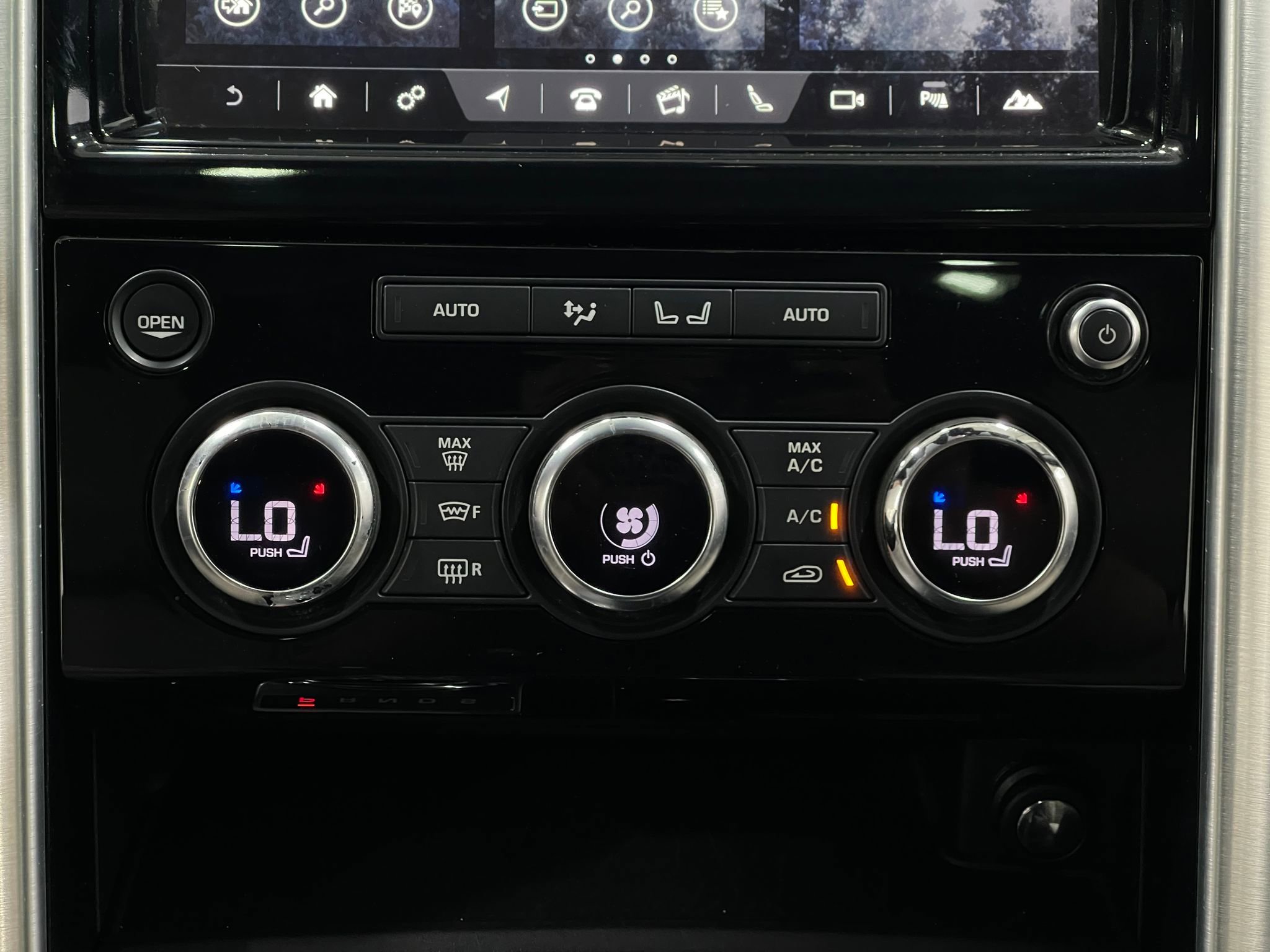 Used 2018 Land Rover Discovery HSE image 25