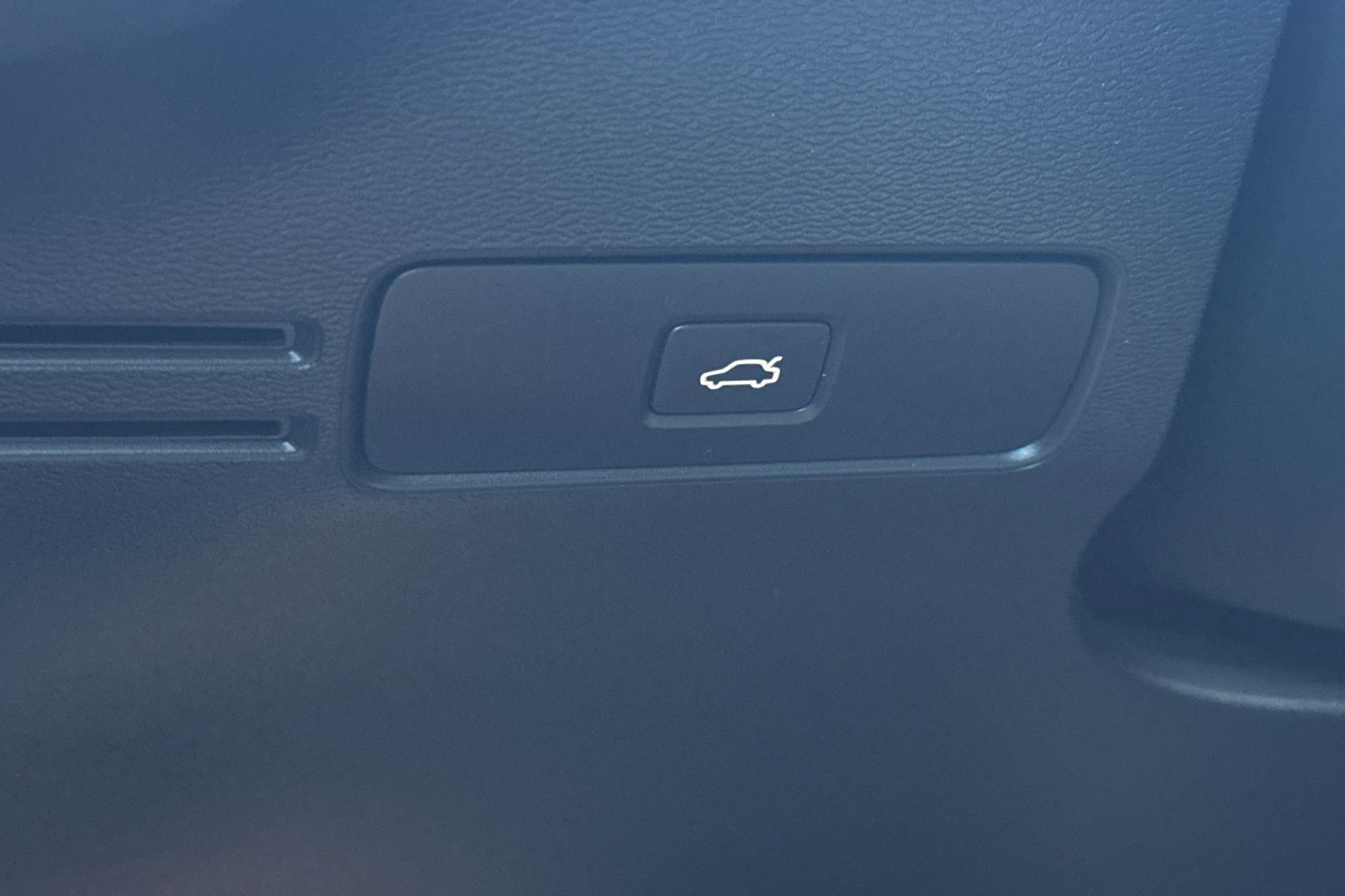 Certified 2023 Volvo C40 P8 Recharge Ultimate image 31