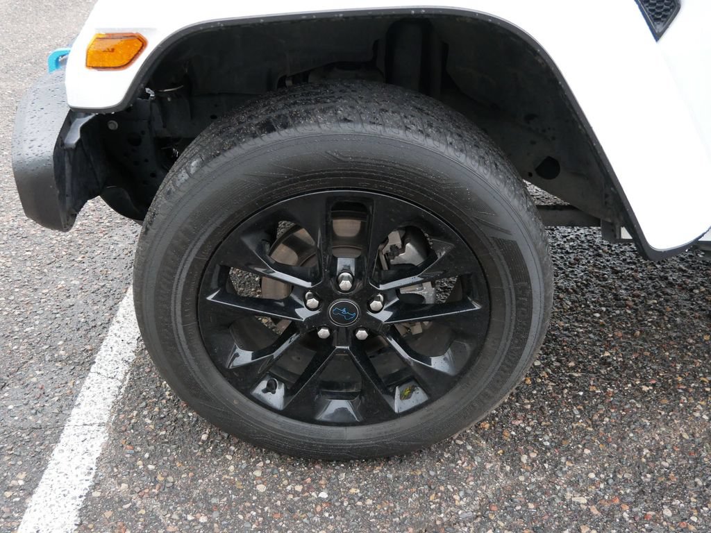 Used 2024 Jeep Wrangler Unlimited Sahara AWD/4WD image 8