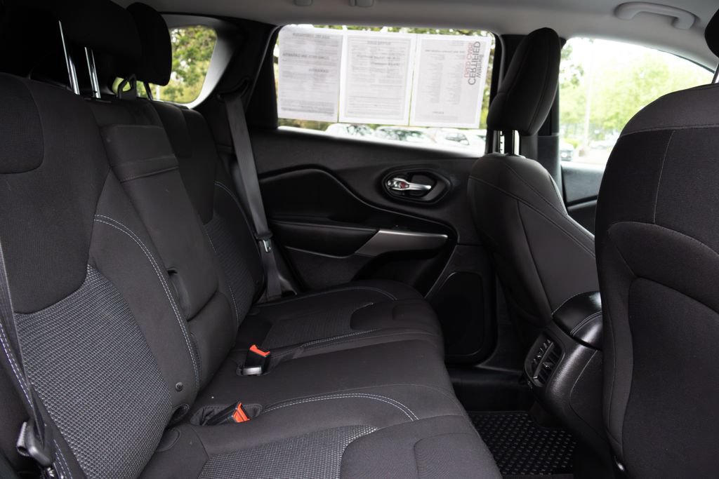 Used 2019 Jeep Cherokee Latitude w/ Cold Weather Group FWD image 13