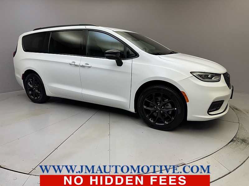 Used 2024 Chrysler Pacifica Touring-L w/ S Appearance Package AWD/4WD image 7