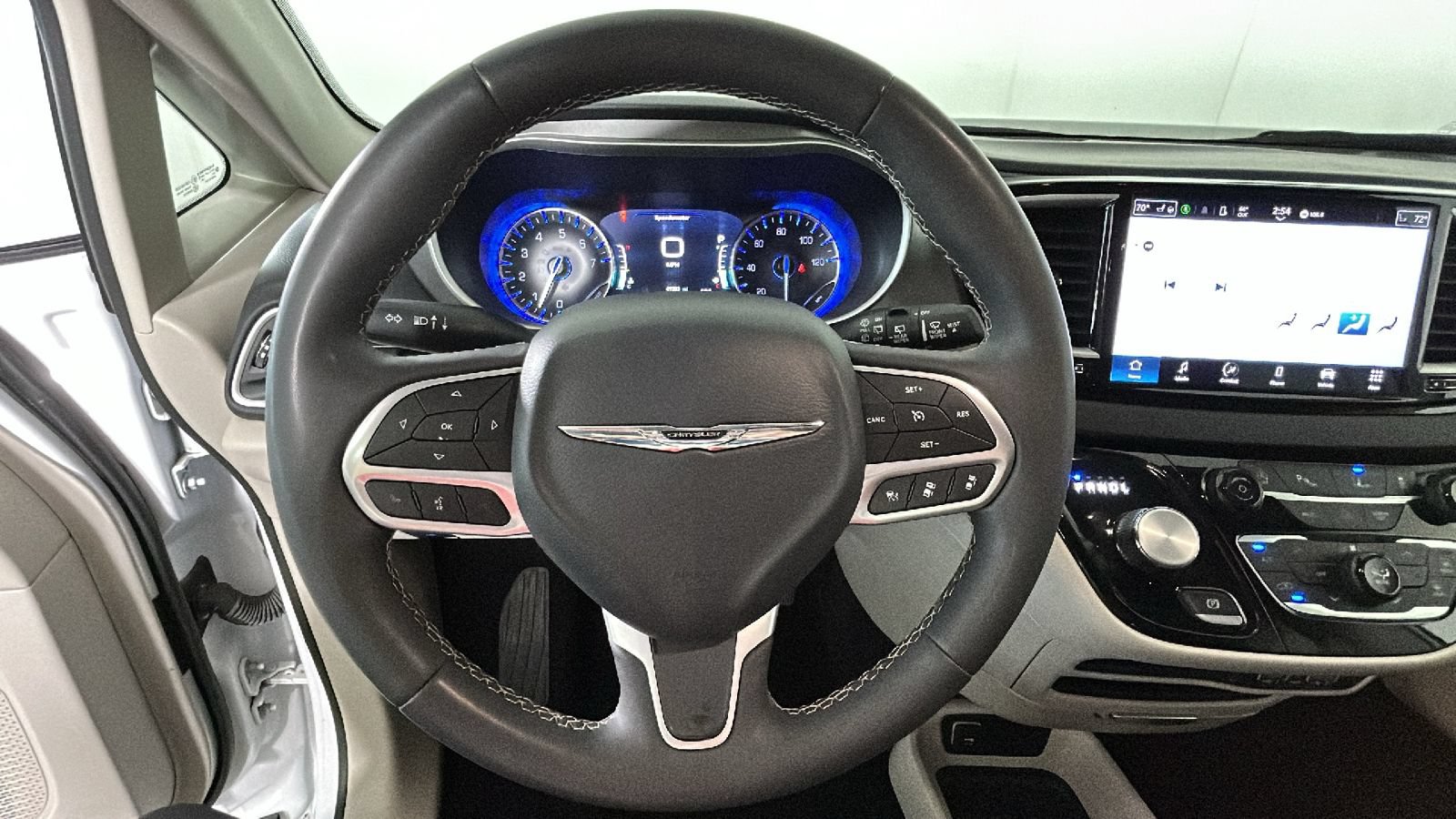 Used 2024 Chrysler Pacifica Touring-L FWD image 16