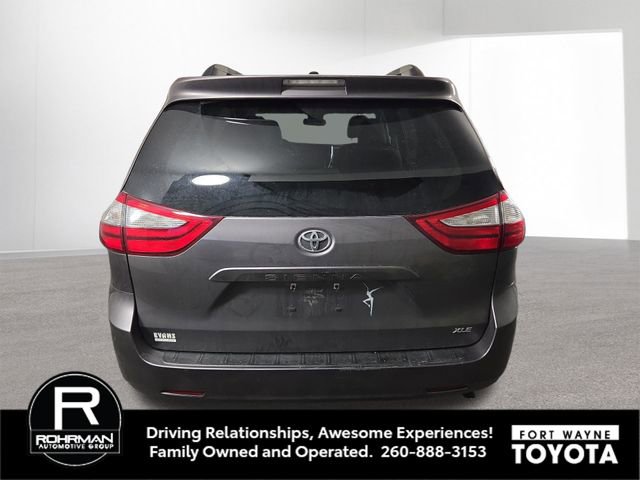 Used 2015 Toyota Sienna XLE w/ Four Season Floor Mat Package image 8