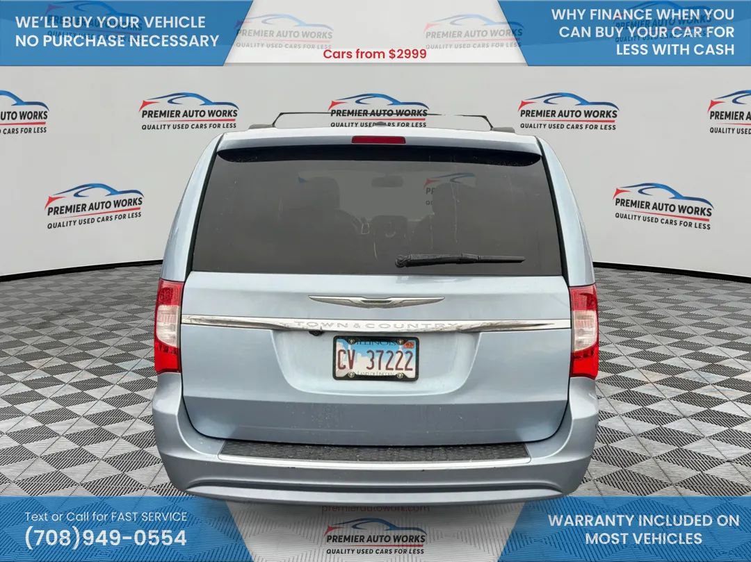 Used 2013 Chrysler Town & Country Touring image 5