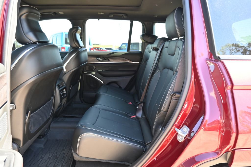 Used 2025 Jeep Grand Cherokee Overland w/ Luxury Tech Group IV image 18