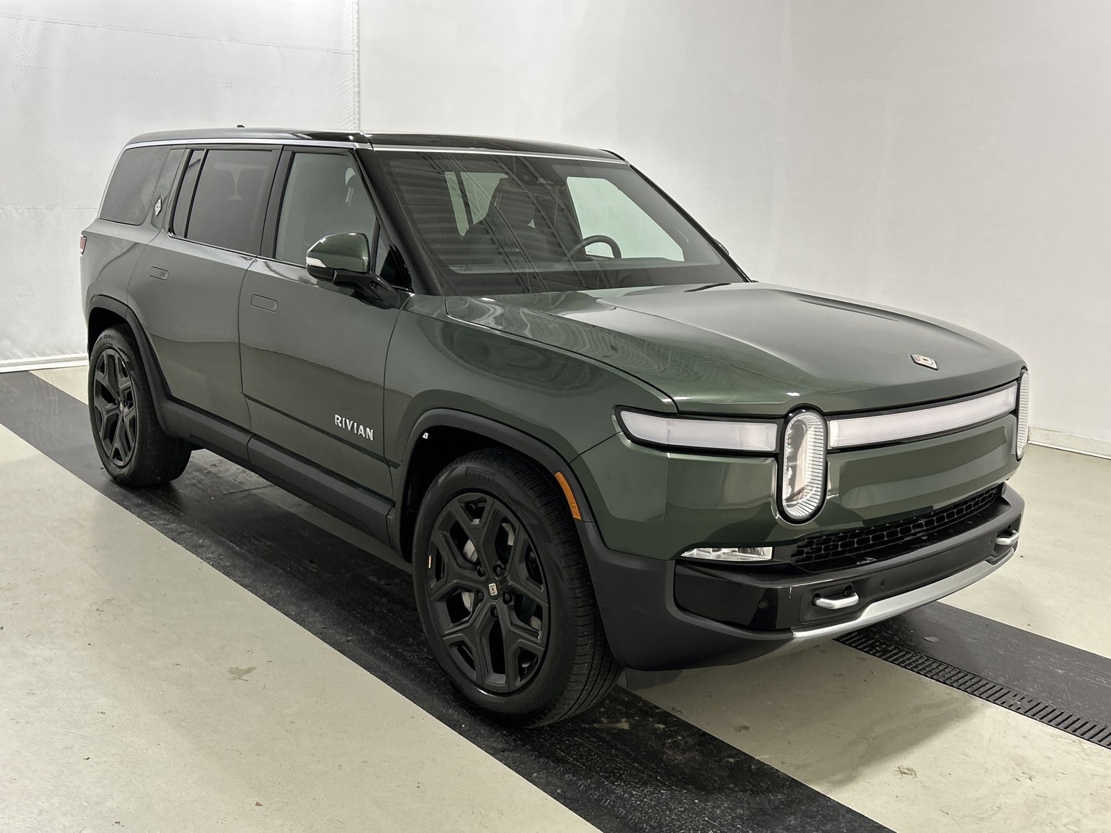 Used 2023 Rivian R1S Adventure image 7