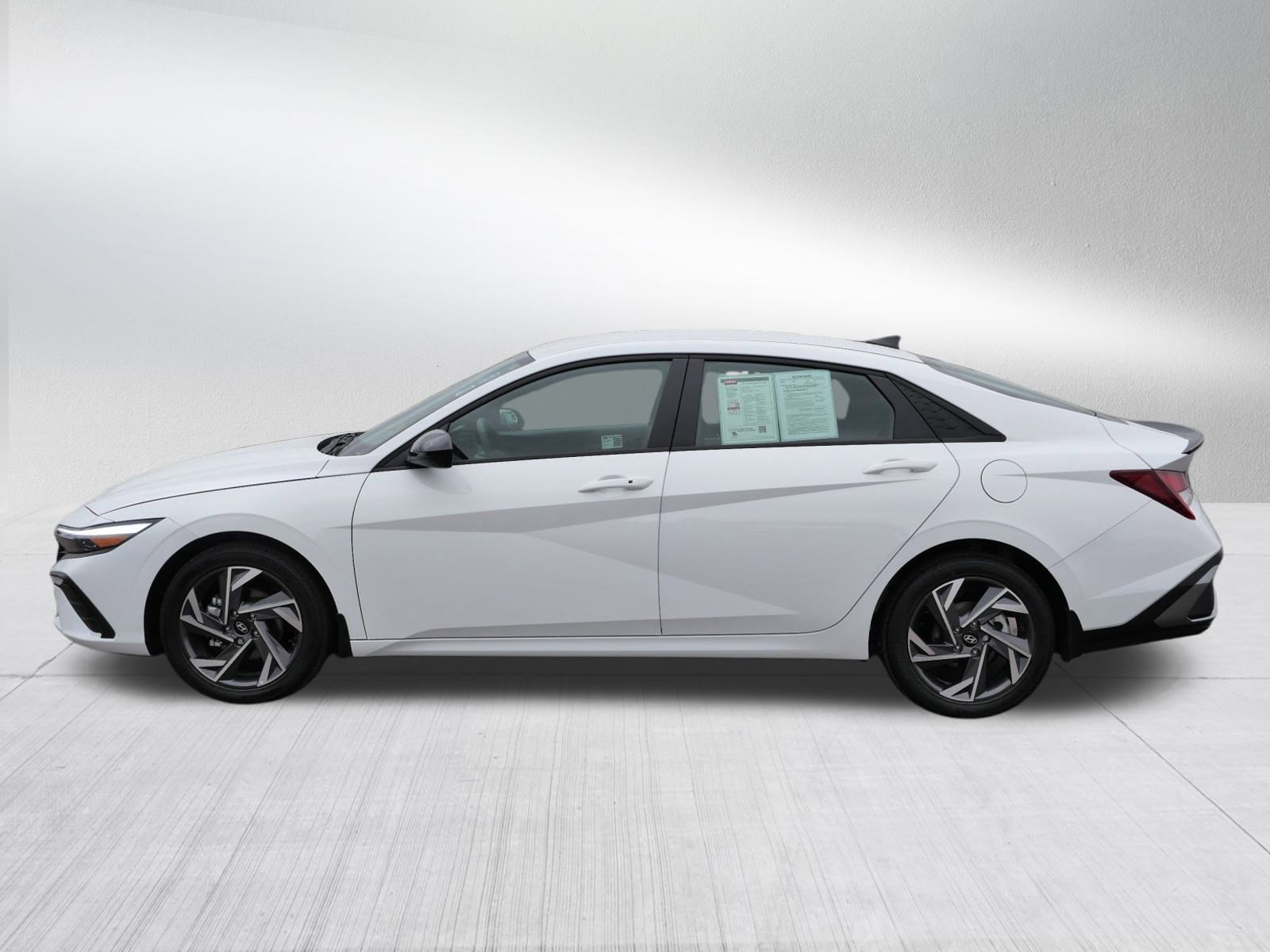 Used 2025 Hyundai Elantra Sport image 4