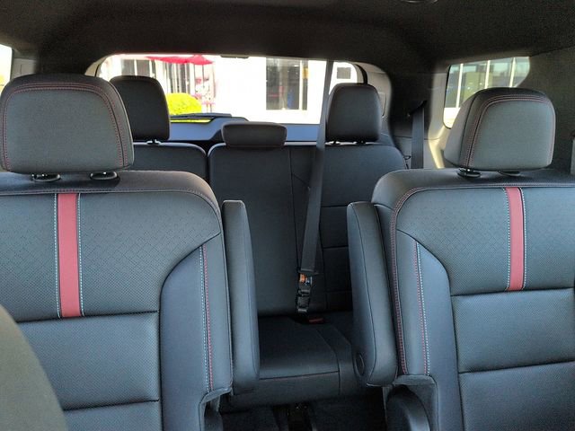 Used 2025 Chevrolet Traverse RS w/ LPO, Floor Liner Package FWD image 11