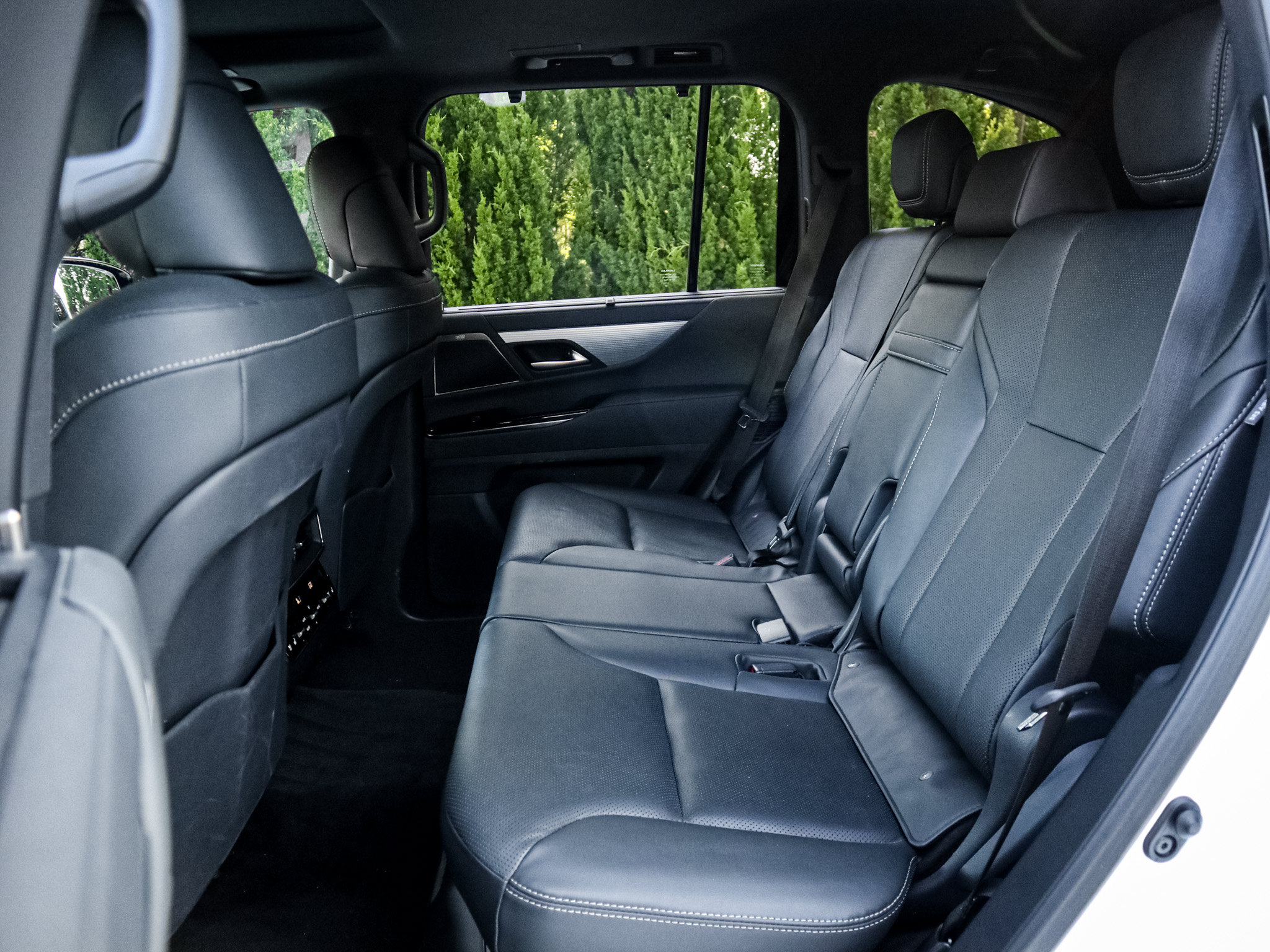 Used 2023 Lexus LX 600 F Sport w/ Accessory Package (Z1) AWD/4WD image 31