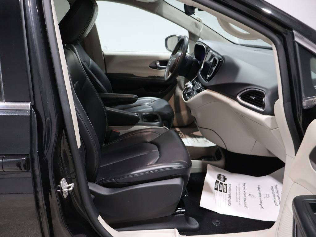 Used 2023 Chrysler Pacifica Touring-L image 20