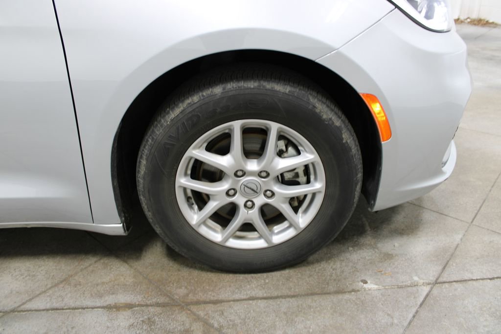 Used 2024 Chrysler Pacifica Touring-L image 39