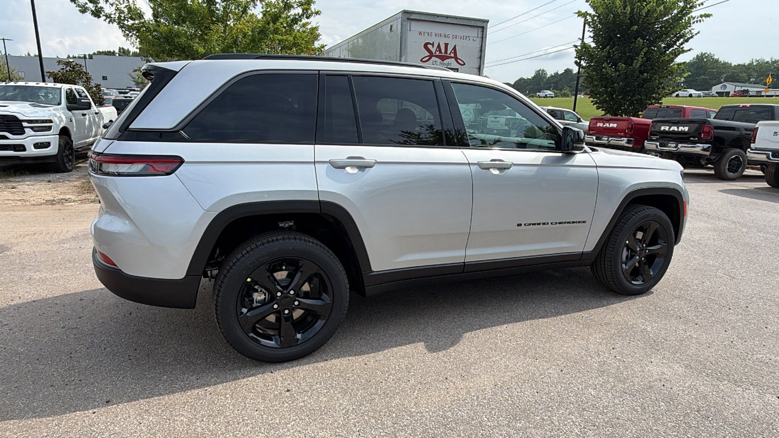 New 2026 Jeep Grand Cherokee Limited w/ Limited Altitude Package AWD/4WD image 8