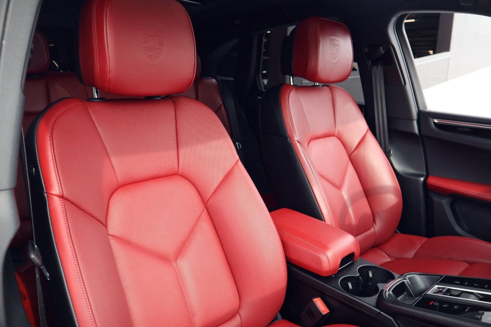 Certified 2025 Porsche Macan image 24