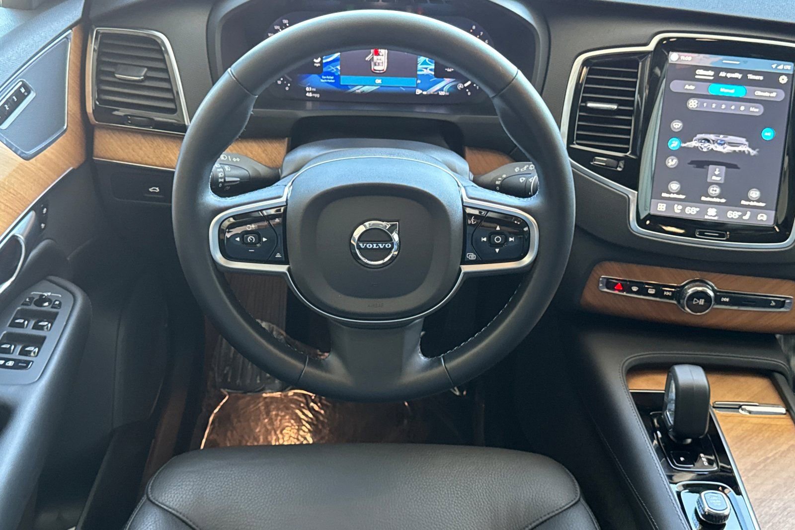 Used 2025 Volvo XC90 B6 Plus image 16