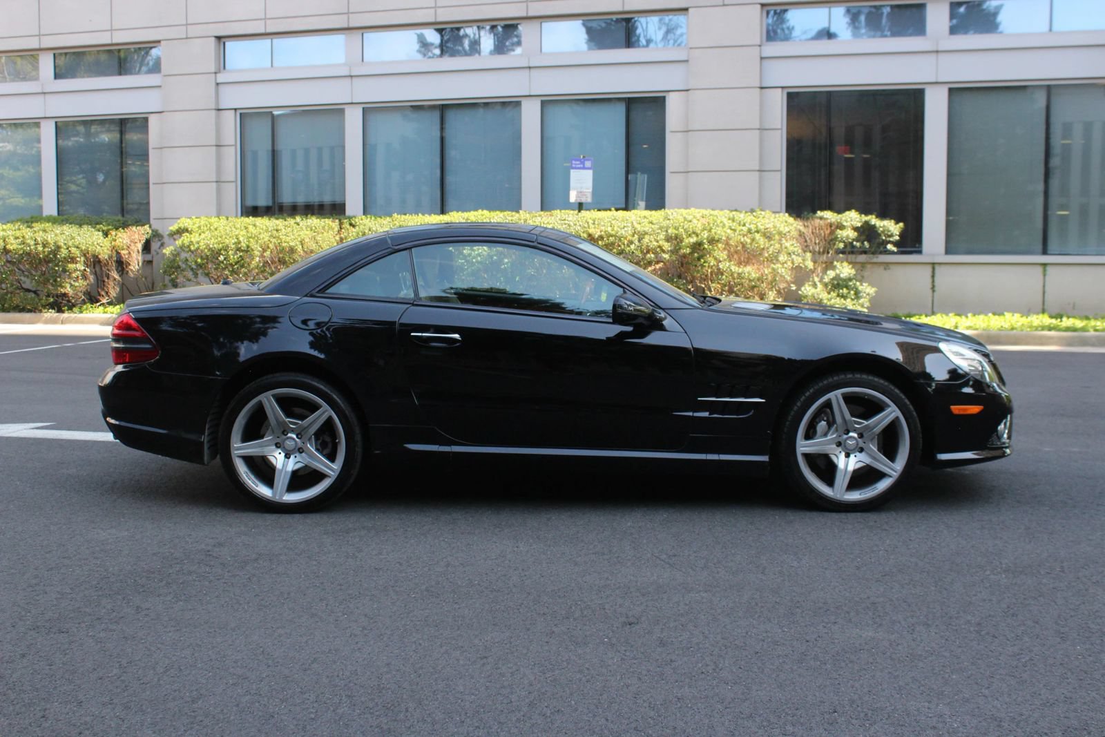 Used 2011 Mercedes-Benz SL 550 image 8